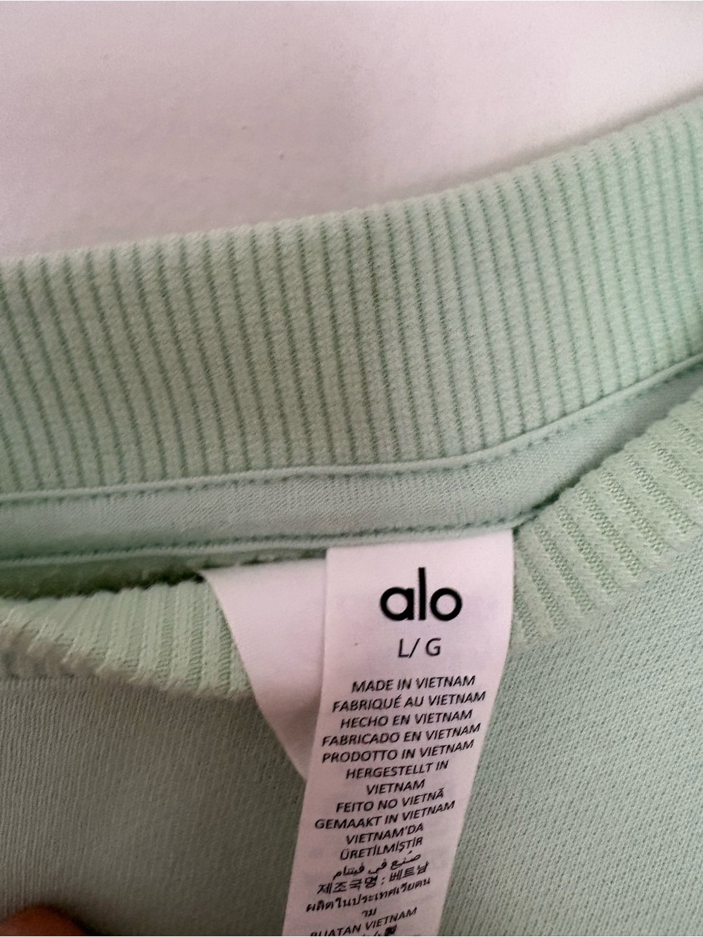 alo cropped accolade sweatshirt in spearmint - Picture 4 of 6